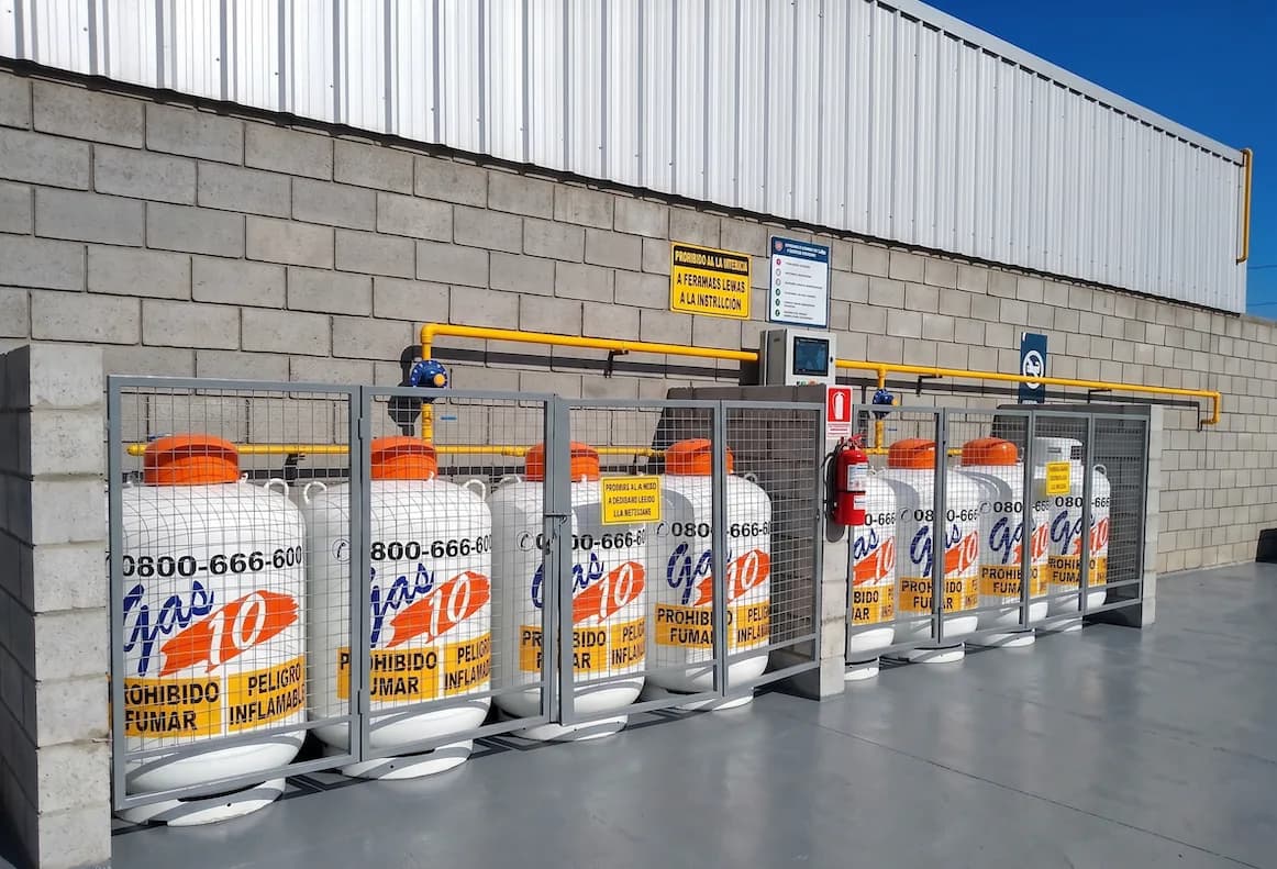 Microplanta Gas 10 con garrafones en jaulas de seguridad